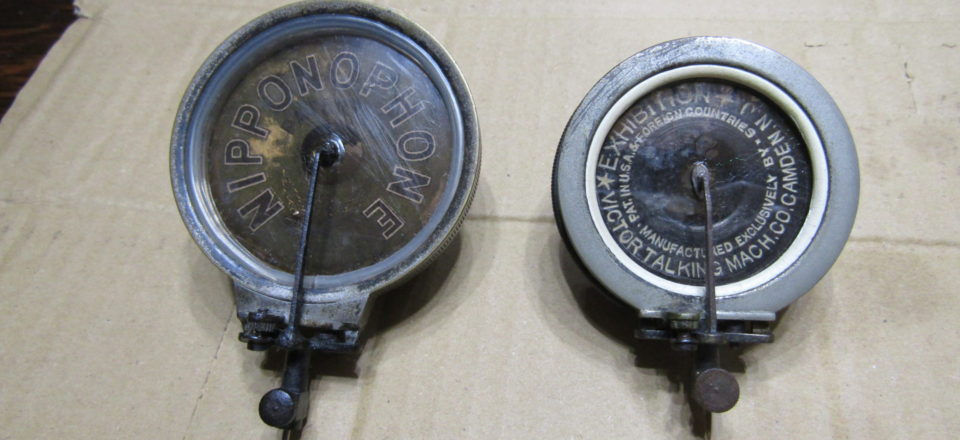 ラッパ型蓄音機に付いているサウンドボックスの一例